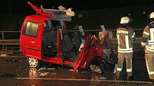Bild : Zu schnell im Starkregen im BMW: Zwei Menschen tot