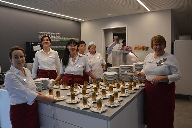 In der öffentlich zugänglichen Caféteria sorgt ein tolles Team für das Wohl der Gäste.