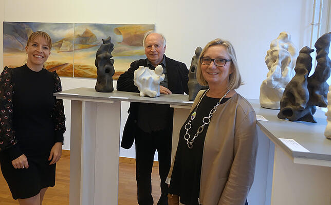Kunsthistorikerin Simone Toellner, Dieter Linxweiler und Gruppensprecherin Silvia Seifert in der attraktiv gestalteten Jahresausstellung ...