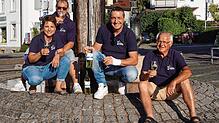 Ein Schluck Musikertröpfle am Narrenbrunnen im Sonnenlicht zur Einstimmung. Von links: Gerlinde Laube (Kassiererin), Christian Renz, ...