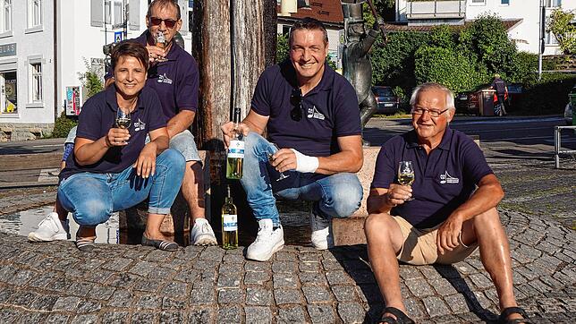 Ein Schluck Musikertröpfle am Narrenbrunnen im Sonnenlicht zur Einstimmung. Von links: Gerlinde Laube (Kassiererin), Christian Renz, ...