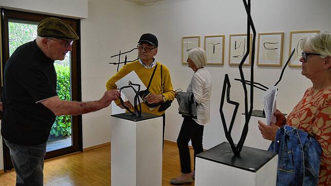 Gäste aus Burladingen schauten spontan in der Galerie Wohlhüter in Thalheim vorbei, um die Werke des Bildhauers Robert Schad zu ...