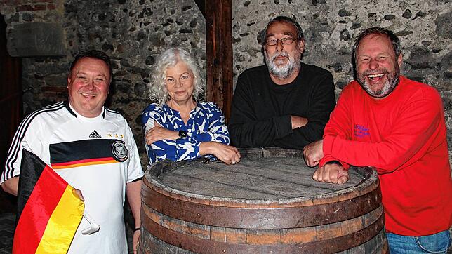 Unter der Remise im Zunfthaus stehen die nächsten Veranstaltungen an: Zunftmeister Sascha Hain (von links) freut sich auf das EM-Studio ...