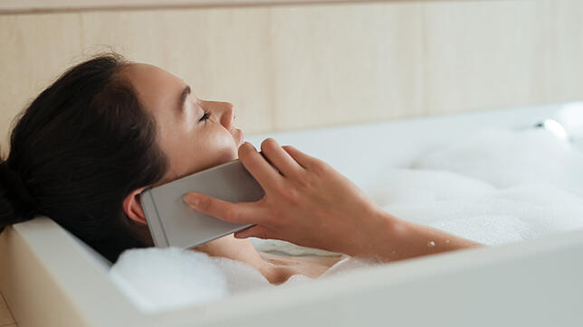 Ob Telefonieren, Musik hören oder chatten: In der Badewanne hat das Handy nichts verloren. Vor allem wenn es während des Betriebs durch ...