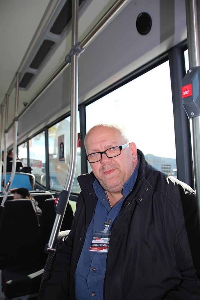 Bernhard Harbauer zählt mit seinem Kollegen im Stadtbus. Die Daten sollen als Grundlage für die weiteren Diskussionen dienen.