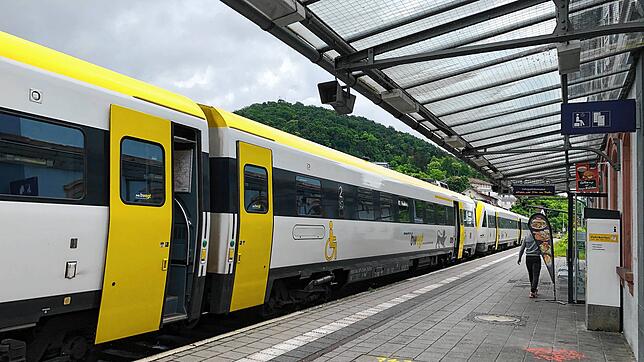 Ein IRE hält. Tiengen wird beim Ausbau und der Elektrifizierung der Hochrheinbahn wie Lauchringen zum Kreuzungsbahnhof umgebaut. Nach ...