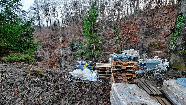Links hinten beginnen die alten Treppen in die Schlucht. Rechts stehen leere Paletten, auf denen Material war.
