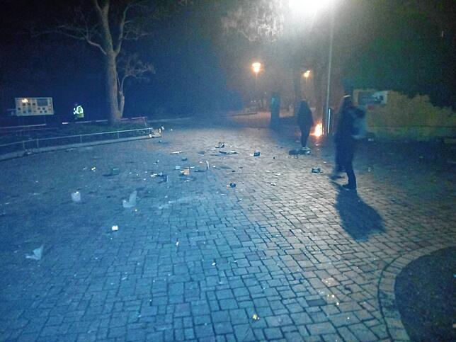 Eine Aufnahme auf dem Landungsplatz um 1 Uhr nachts: Am Boden liegen Reste von Feuerwerkskörpern verteilt.