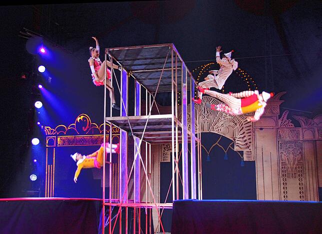 Eine wirbelnde Trampolin-Show präsentiert das „Team Non Stop“ aus der Ukraine.