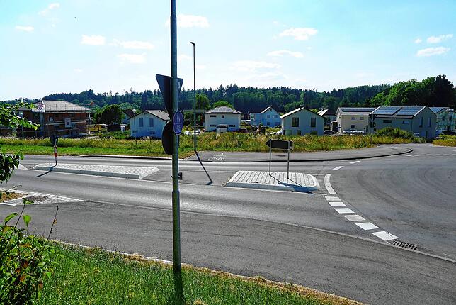 Im Deggenhausertal gibt es weiterhin verschiedenen Baugebiete, wie hier in Grünwangen, wo jenseits des Kreisverkehrs Ein- und ...