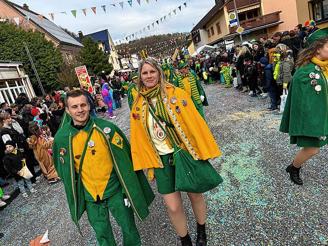 Bild 37: Narren feiern ausgelassen &ndash; Bilder vom Umzug (Teil 2)