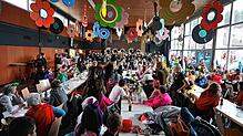 Allüberall in der gut gefüllten Narrenhalle in Gurtweil vergnügte sich der munter-tobende Narrensamen ebenso wie die sich lachend ...