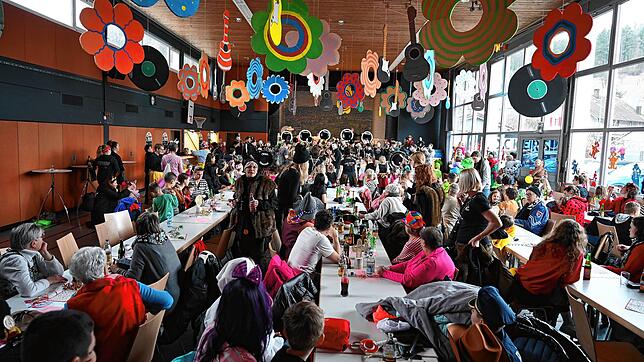 Allüberall in der gut gefüllten Narrenhalle in Gurtweil vergnügte sich der munter-tobende Narrensamen ebenso wie die sich lachend ...