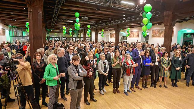 Volles Haus: Rund 500 Gäste sind im Konstanzer Konzil. Viele von ihnen wollen mit den Landtagsabgeordneten und Ministern der Grünen ...