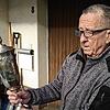 Herbert Bächle hatte den Birkendorfer Pokal lange Zeit in Verwahrung und übergab ihn jetzt an Ortsvorsteherin Marianne Buchmüller.