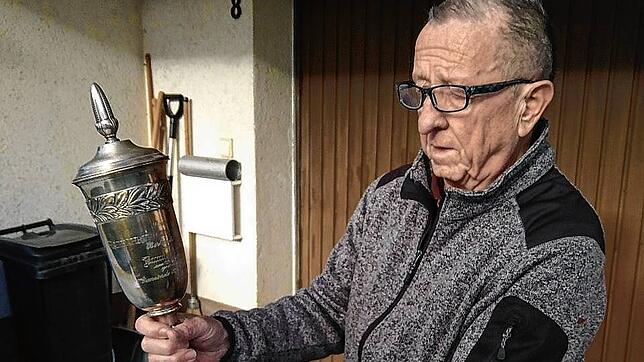 Herbert Bächle hatte den Birkendorfer Pokal lange Zeit in Verwahrung und übergab ihn jetzt an Ortsvorsteherin Marianne Buchmüller.