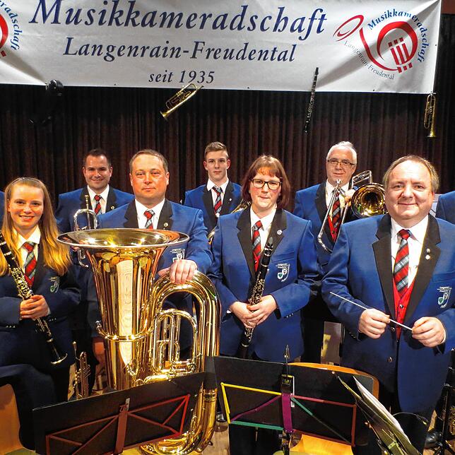 Lothar Bottlang (rechts) in seiner Funktion als Dirigent der Musikkameradschaft Langenrain-Freudental.