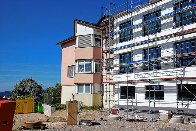 Die letzten Reste Altrosa an der Fassade sollen bald verschwunden sein.