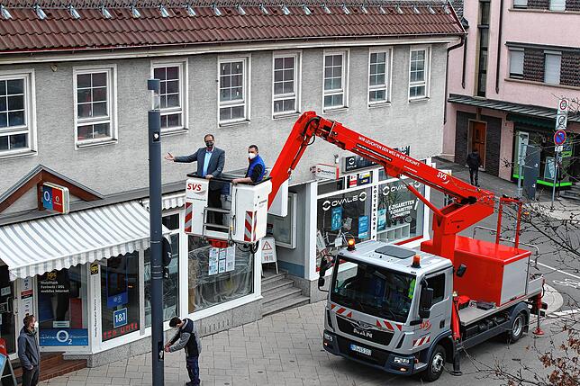 Oberbürgermeister Jürgen Roth schaut sich im April 2021 den Accesspoint an der Straßenleuchte an. Das kostenlose Internet, das es ...