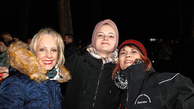 Bild 25: Konstanzer Fasnacht: Im Uniwald tanzen Narren und Mäschgerle am Feuer