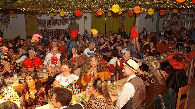 Beim Bunten Abend der Litzelstetter Narrenzunft Kuckuck wird geklatscht und geschunkelt.