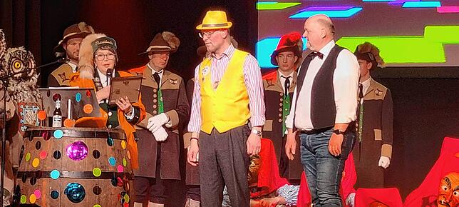 Anne-Rosel Schwarz (von links) von der Schwarzwälder Narrenvereinigung ehrt die scheidenden Zunfträte Christoph Hofmaier und Ulrich ...