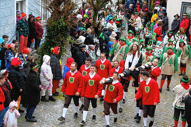 Umzug am Fasnetsmändig in Meßkirch: Die Zaunhölzlezunft aus Krauchenwies.