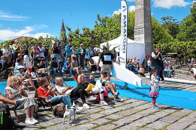 Bild 27: Auf zum SUP-Rennen! Bei der Bodenseewoche 2024 messen sich die Paddler im Wettstreit