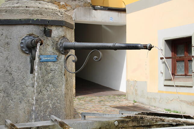 Abseits vom Trubel der Fußgängerzone steht dieser Brunnen mit Trinkwasser in der Weihergasse.