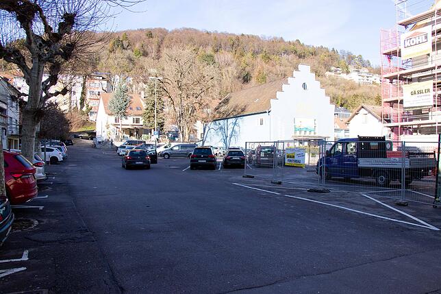 Der Marktplatz ist teurer als der Parkplatz in der Trottengasse (rechts am Ali-Theater vorbei), dafür aber direkt an die Innenstadt ...