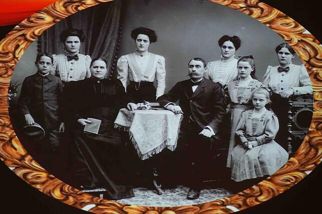 Die Kaufmannsfamilie Prutscher mit sechs Töchtern und einem Sohn.