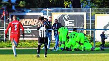 Jubel in der Nachspielzeit: Die Spieler des TSV Singen feiern den Siegtreffer gegen den SC Konstanz-Wollmatingen.