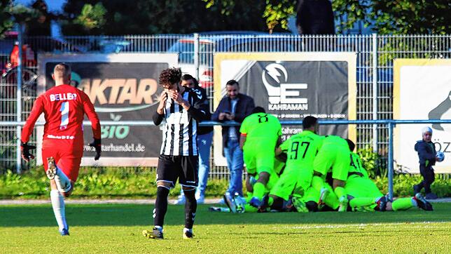 Jubel in der Nachspielzeit: Die Spieler des TSV Singen feiern den Siegtreffer gegen den SC Konstanz-Wollmatingen.