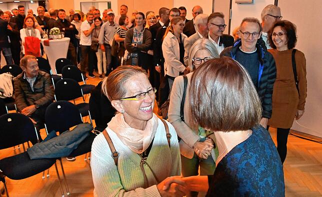Claudia Weber-Bastong gratuliert der frisch gewählten Bürgermeisterin. Hinter ihr stehen viele Gäste Schlange.