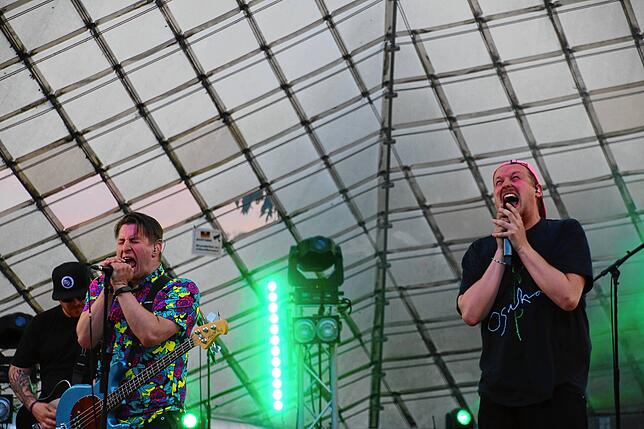 Alexander Gottschalk (von links) und Nicolas Nannen von der Post-Hardcore-Band Avalanche aus Essen singen lautstark einen ihrer Songs.