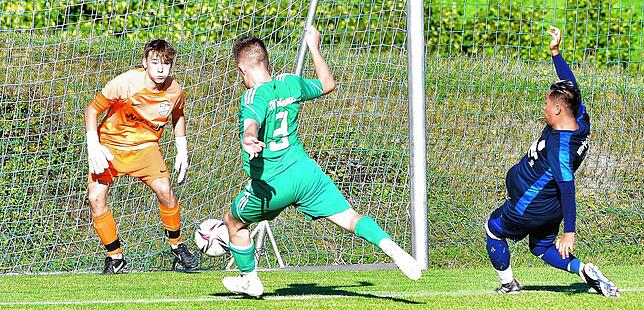 Drin ist er: Yannic Rüd veredelt das Zuspiel von Yannik Schäfer zum 1:0 für den SV Waldhaus. Torwart Emil Menzel vom VfB Waldshut hat ...