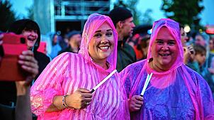 Regen und Gewitter ziehen schon im August 2021 über das Sommersound-Warm-up-Festival beim Druckzentrum Südwest in ...