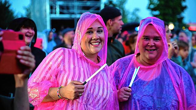 Regen und Gewitter ziehen schon im August 2021 über das Sommersound-Warm-up-Festival beim Druckzentrum Südwest in ...