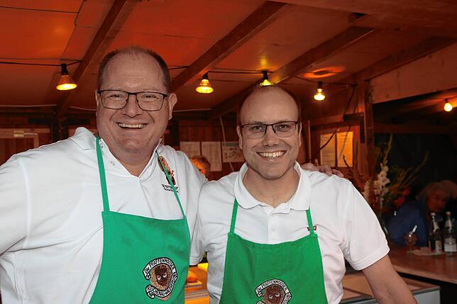 Bild 15: Ein Prosit der Gemütlichkeit! Fotos vom zweiten Abend beim Reichenauer Weinfest 2025