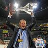 Als sich die 10,4 Kilogramm schwere DEL-Trophäe ganz leicht anfühlte: Niklas Sundblad im Jahr 2014 als frischgebackener Meistertrainer ...
