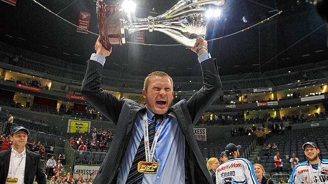 Als sich die 10,4 Kilogramm schwere DEL-Trophäe ganz leicht anfühlte: Niklas Sundblad im Jahr 2014 als frischgebackener Meistertrainer ...
