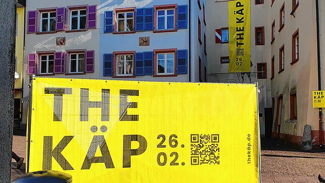 Gelbe Plakate und Banner mit der Aufschrift &bdquo;The Käp&ldquo; stehen und hängen in Waldshut, wie hier am Oberen Tor. Was verbirgt ...
