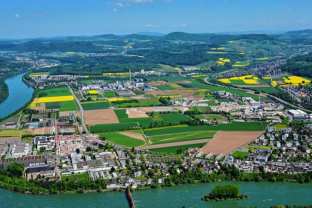 Das Sisslerfeld. In der Bildmitte das von der Erne AG Holzbau erworbene Areal auf Münchwiler Boden.
