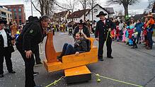 Die Zimmerleute treiben beim Umzug in Salem ihren Spaß mit den Zuschauerinnen.