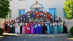 57 junge Frauen schließen mit Erfolg ihr Abitur an der Heimschule Kloster Wald ab.