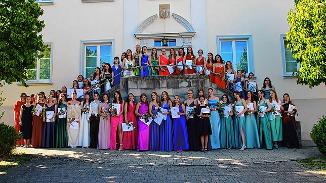 57 junge Frauen schließen mit Erfolg ihr Abitur an der Heimschule Kloster Wald ab.