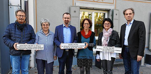 Präsentieren die Informationstafeln, die an drei Radolfzeller Straßenschildern angebracht werden: (von links) Stadtrat Norbert Lumbe, ...