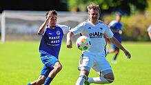 Der Radolfzeller Paulo Da Silva Harrabi (links) im Zweikampf mit Philipp Dietrich vom FC Überlingen.
