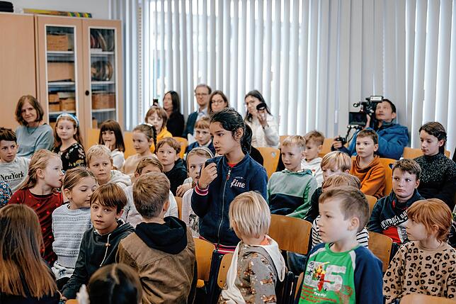 Ein Mädchen aus der dritten Klasse der Grundschule Schlaitdorf stellt dem Ministerpräsidenten eine Frage.