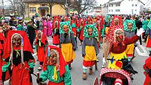 Die Jubilare der Schellenberg-, Stadt- und Rebberghexen aus Grüningen führen am Sonntag den großen Umzug gemeinsam an.